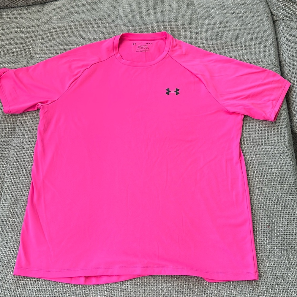 New without tags
men’s Under Armour dry fit tee
size L
color: pink